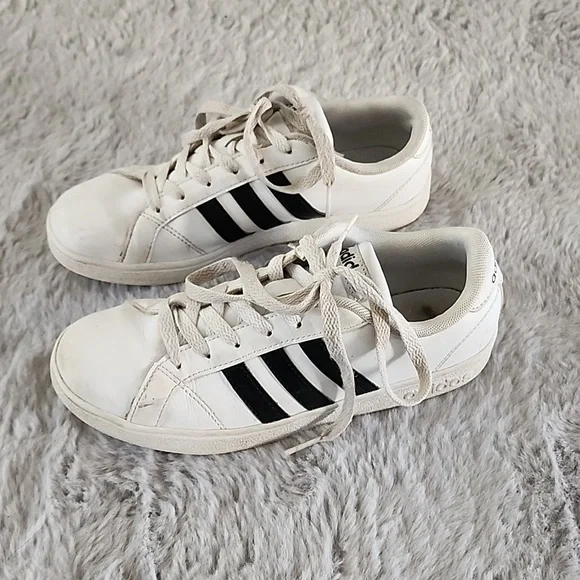 Adidas superstar girls 3.5 Good used condition - Picture 1 of 5
